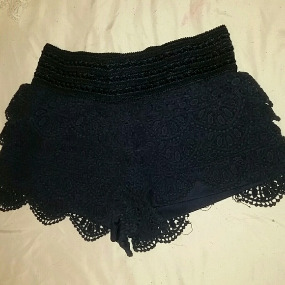 LACE SHORTS: CREAM WHITE & DARK NAVY - Picture 3 of 5